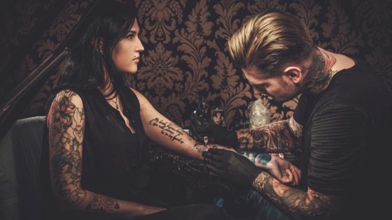 Tattoo, Idee, Tätowierer bei der Arbeit, Weiblich, Unterarm