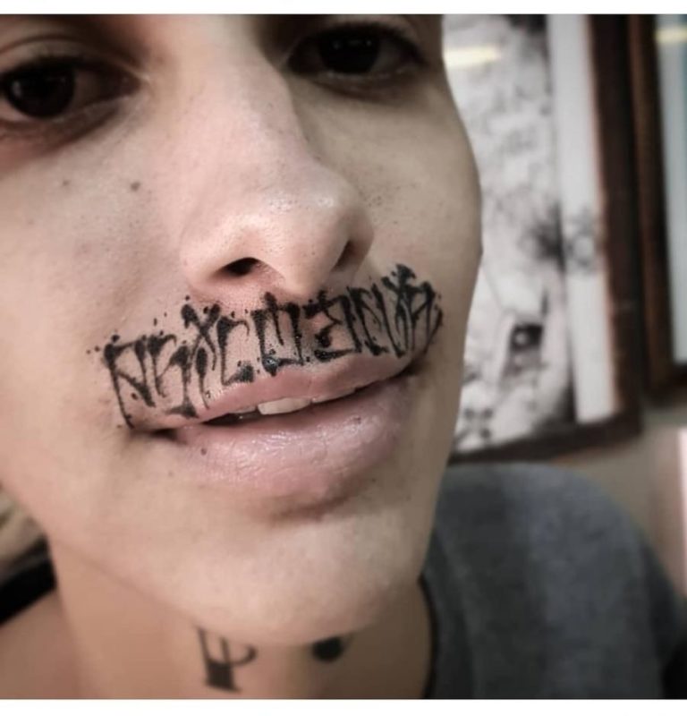 Voll auf die Fresse. Tattoos im Gesicht und auf dem Kopf Tattoo Spirit