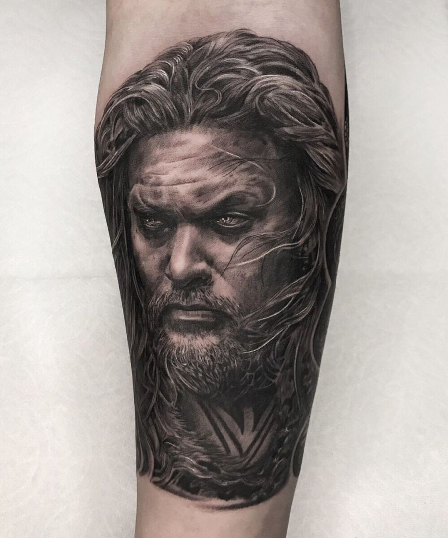 Jason Aquaman Momoa feiert Geburtstag Tattoo Spirit
