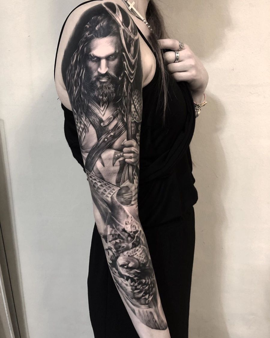 Jason Aquaman Momoa feiert Geburtstag Tattoo Spirit