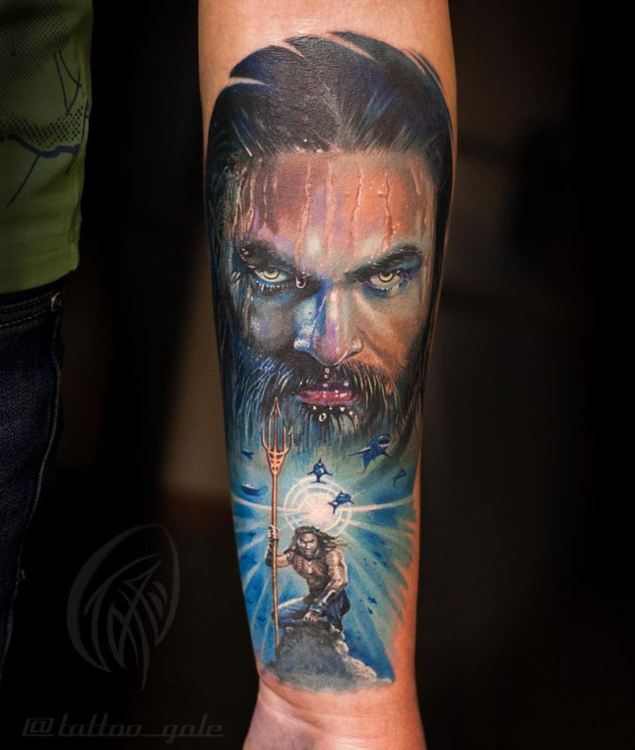Jason Aquaman Momoa feiert Geburtstag Tattoo Spirit