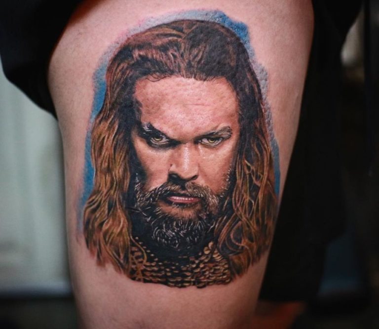 Jason Aquaman Momoa feiert Geburtstag Tattoo Spirit