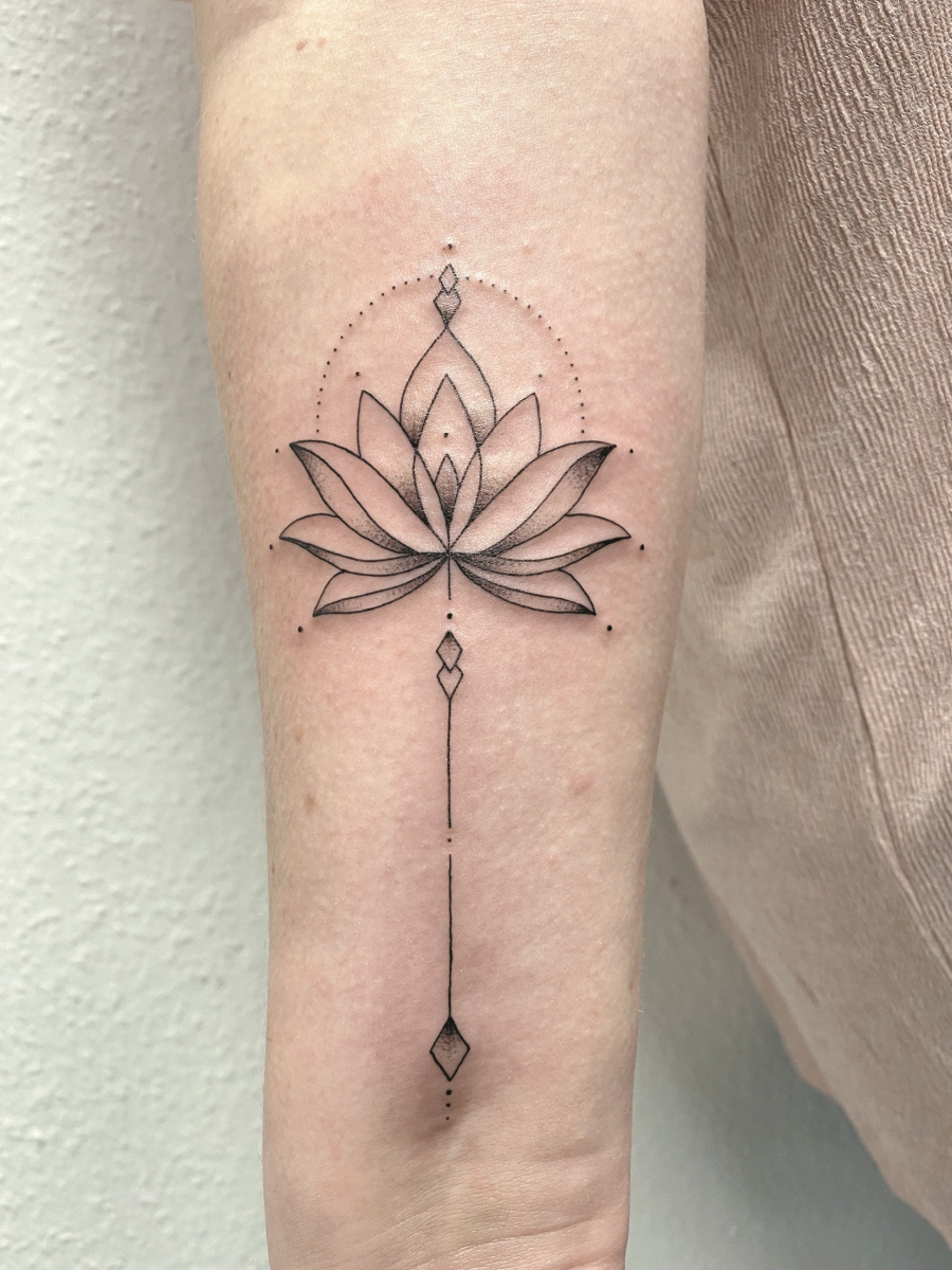 Goldene Nadel Tattoo Art in Fulda Tattoo Spirit